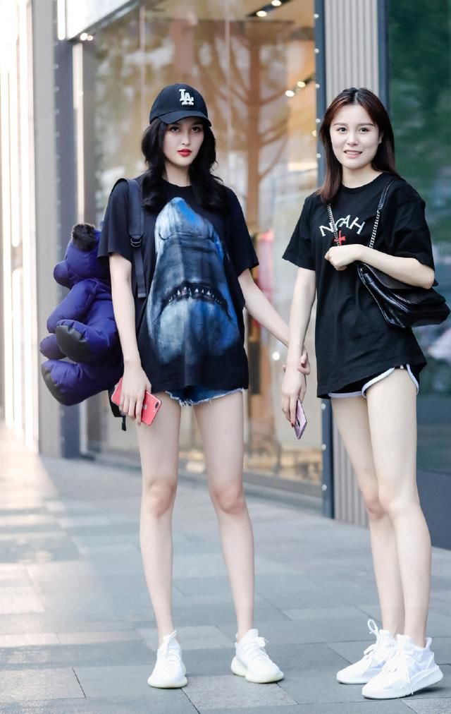 大长腿闺蜜，热裤轻松展现出一双修长美腿，太吸人眼球了！