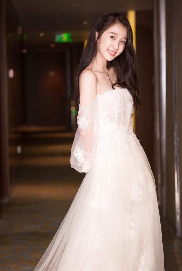 虞书欣真敢穿！连衣裙外穿T恤＋皮裙，网友：不伦不类就服你