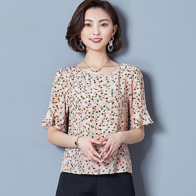 真丝衬衣扮靓奔五女性，凸显气场，藏住年龄，容颜的“化妆品”