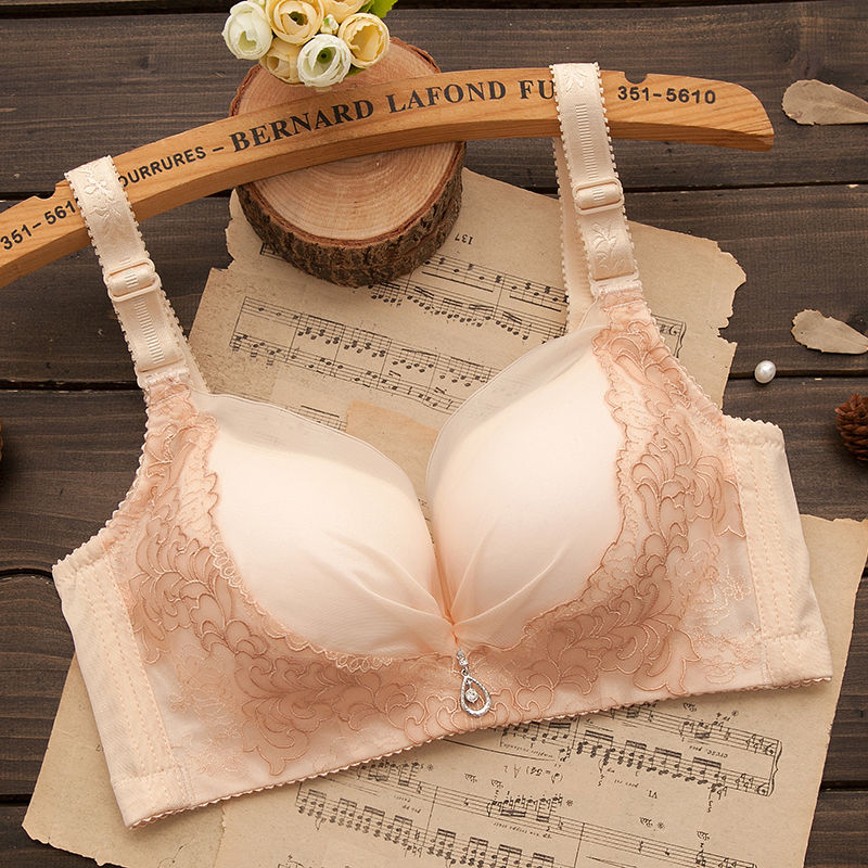 胸不大的女人!新款文胸上市，深V聚拢收副乳，怎么穿都时尚有范