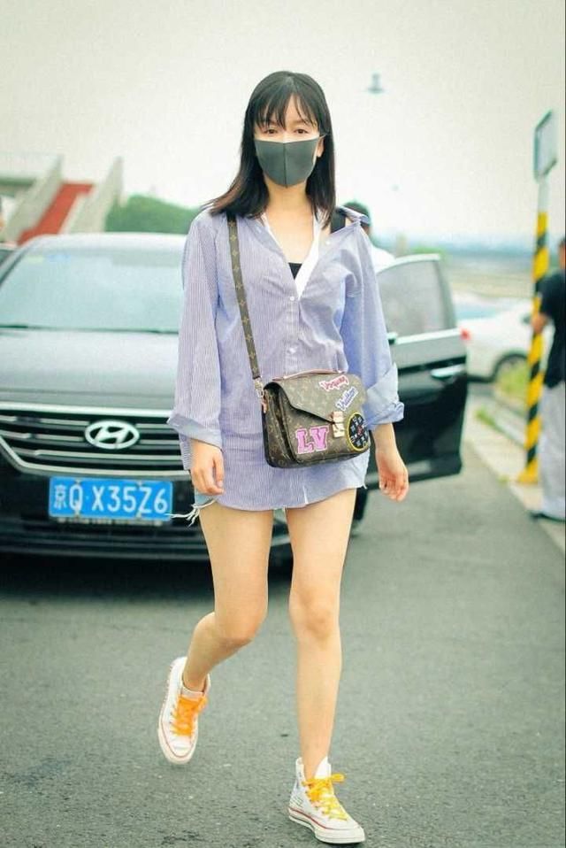 娄艺潇玩下衣失踪，但“烂”的热裤和衬衣配上素颜显得毫无气质！