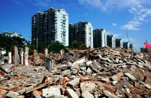  补偿款■房子没有房产证，却遇到拆迁，怎么才能拿到赔偿款呢？