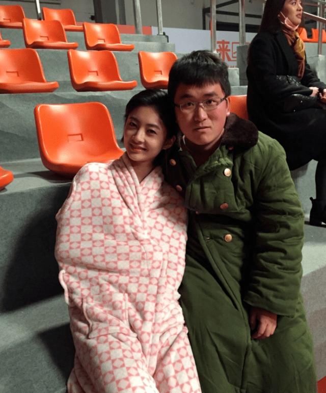  『抵达』两面三刀？姜涛抵达董成鹏直播刷礼物叙旧，被扒往日内函董成鹏势利眼