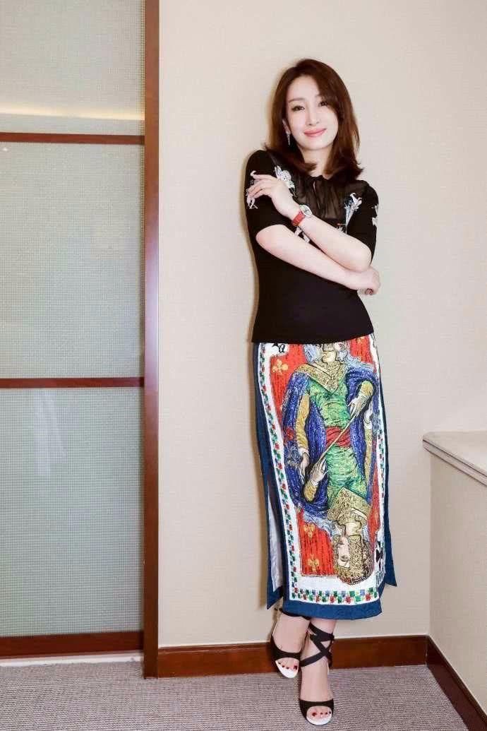 秦海璐演技是真好，衣品也是真差!网友:没两根细带，鞋子都会掉