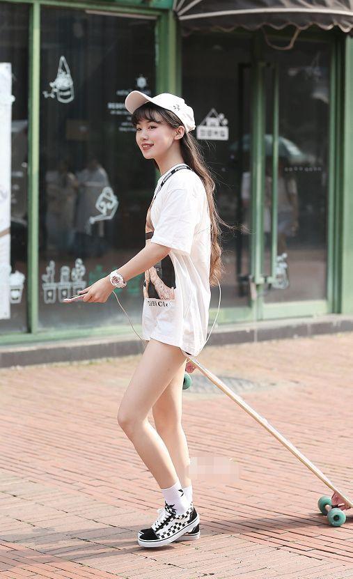 街拍：美女穿裹胸上街，裸露小蛮腰，大叔五米开外还在回头看