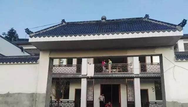  「全村」80万的农村自建别墅，全村第一气派！超爱院子旁的大鱼