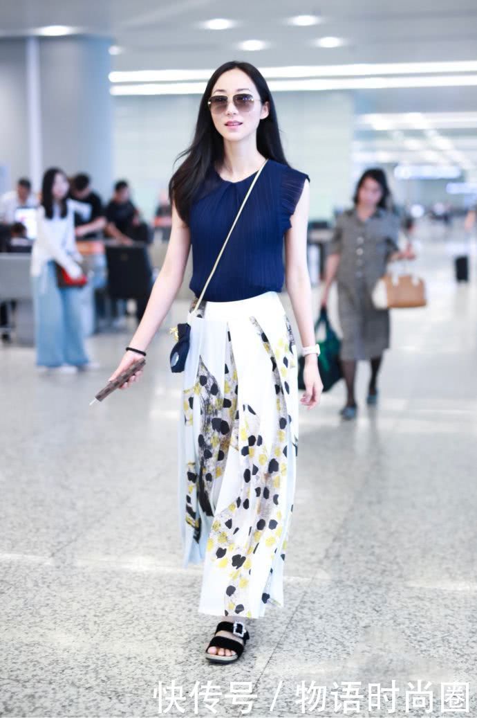 韩雪短裤穿得这么短，坐下来的瞬间好尴尬！好歹也拿块布遮一遮吧