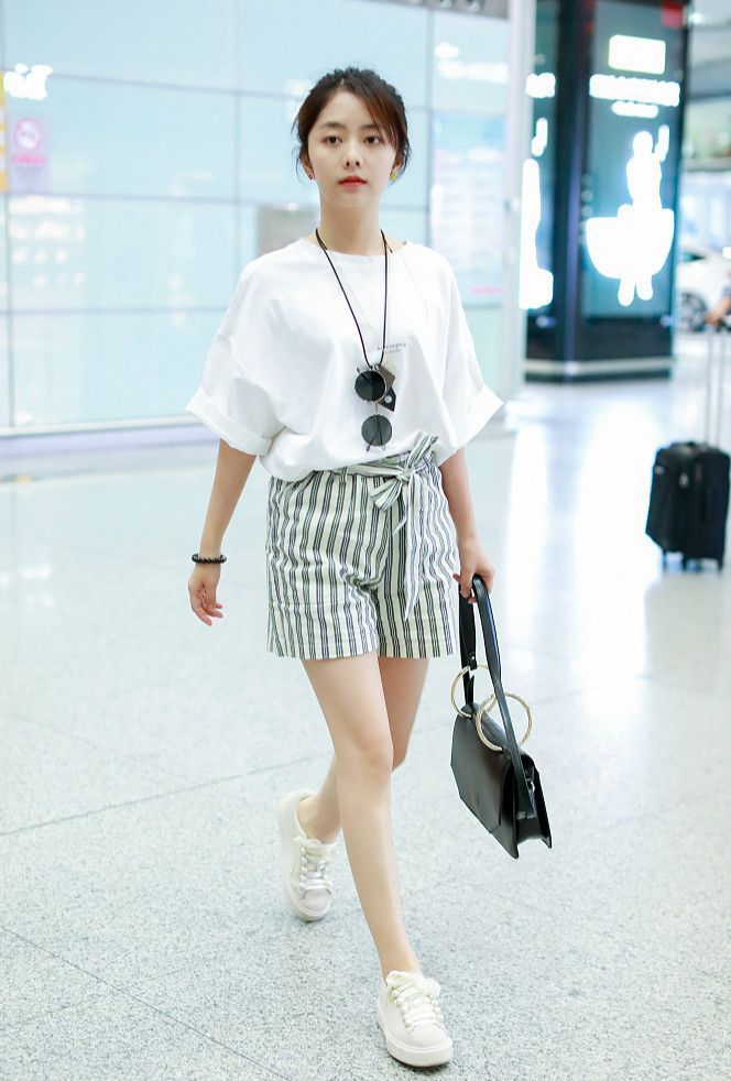 谭松韵身穿白色短袖搭配一条高腰裤，现身机场，逆天长腿没谁了!