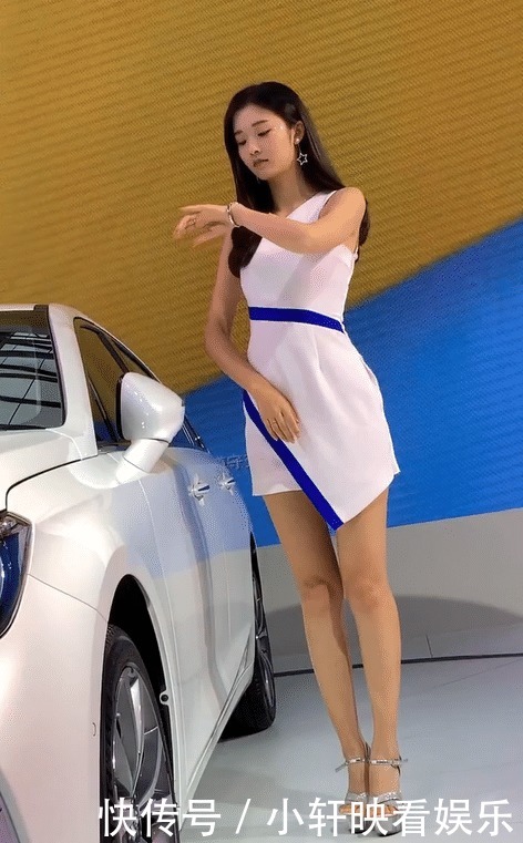 气质|美女气质出众,制服连衣裙搭配银色高跟鞋真的好看!