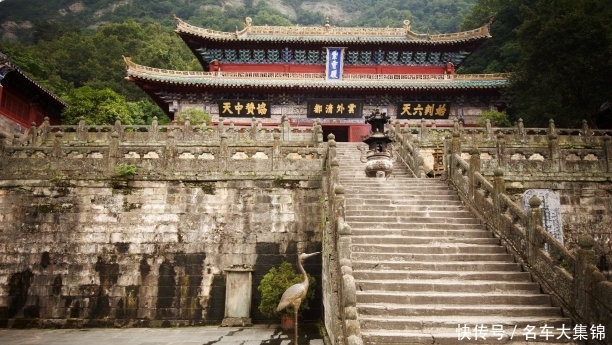 中国最危险的“香炉”:放在悬崖峭壁上,无数信徒因烧香丧命