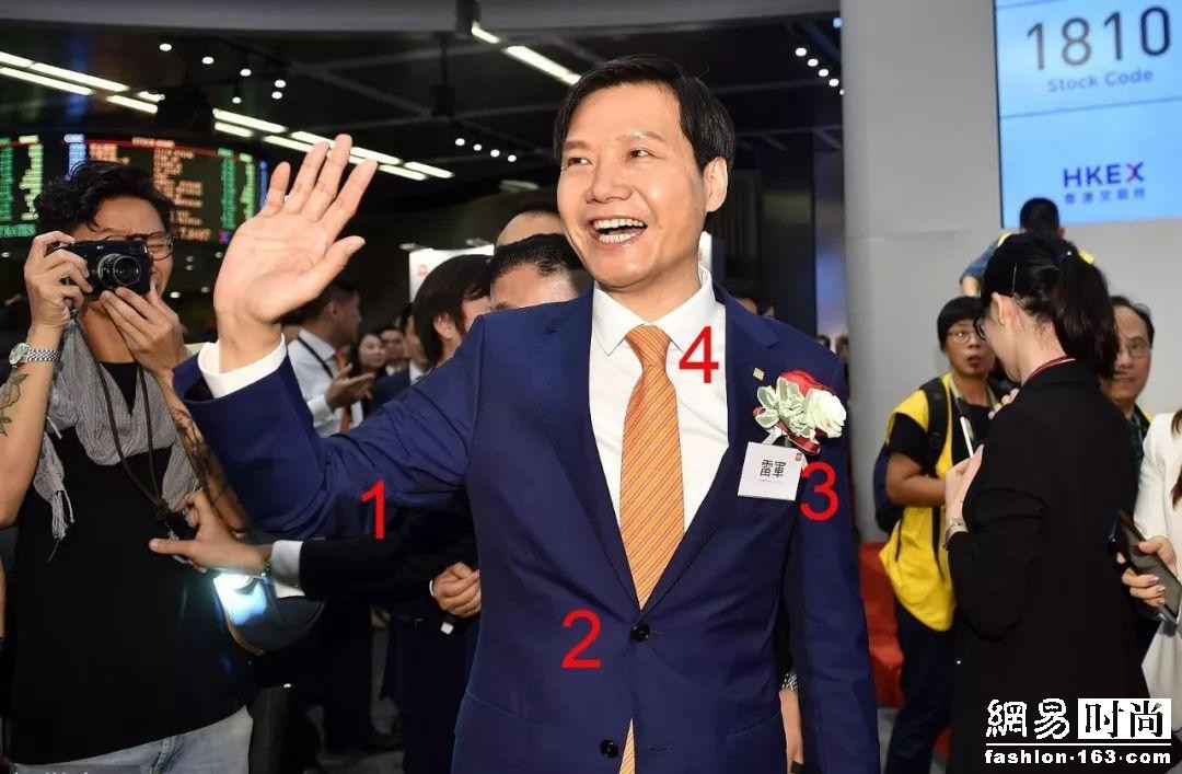 上市后 雷军竟穿168元破洞牛仔裤背包变身时髦军