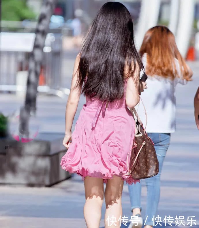 街拍清纯至极可爱小姐姐，一条玫红抹胸短裙尽显妩媚小女人气质