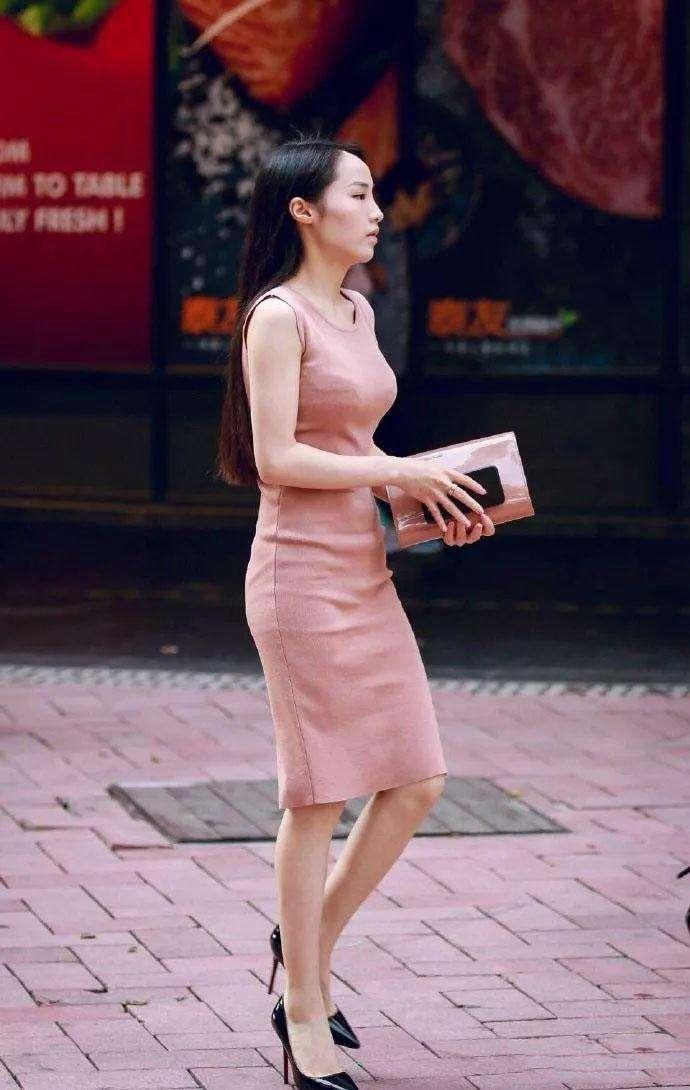 气质优雅的裸色连衣裙苗条小姐姐，身材很好高跟鞋真亮