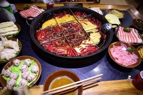  「看得人」重庆再现神操作，轻轨穿楼变“穿火锅”，景区也看得人流口水！