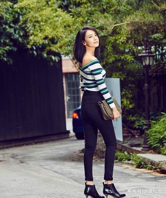 高圆圆穿露肩T恤重返二十岁，显嫩又活泼，网友:赵又廷能驾驭?