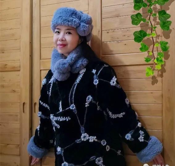  「钩针」崇拜高手！裘皮大衣自身做，西班牙钩花裘皮女性钩针长大衣