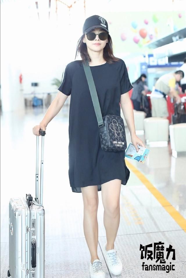 42岁梅婷能把一件短袖穿的这么有气质，裙子再短2cm就尴尬了