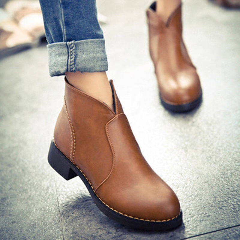 开车上班的女人别穿高跟鞋，不舒服还危险，穿这样的小跟鞋刚刚好