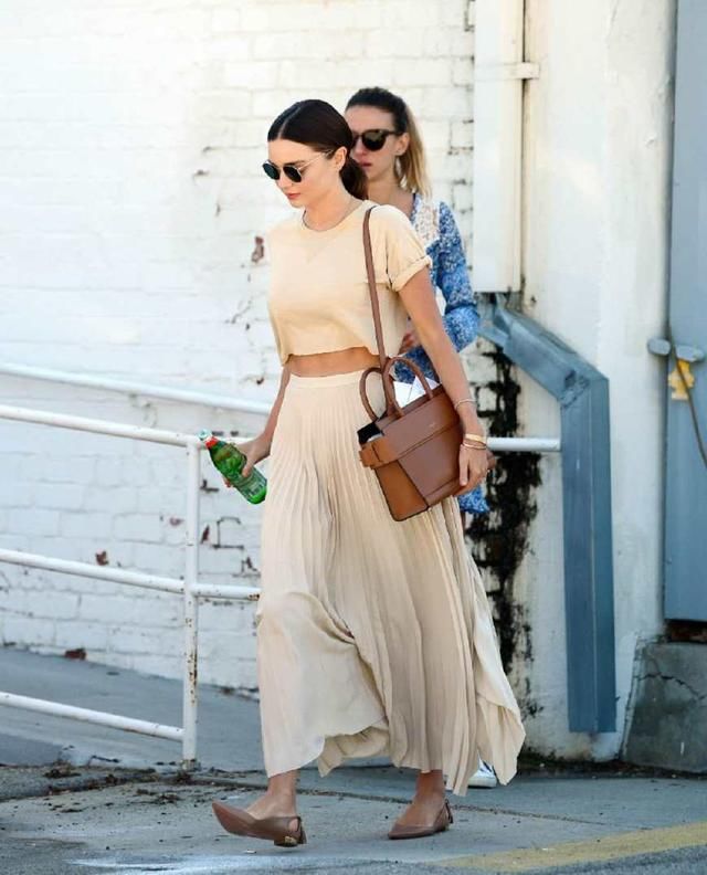 米兰达可儿搭配素雅百褶裙，现身街头，太精致可人，真的好美