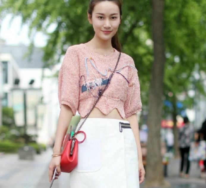 街拍美女，小姐姐身材火辣，看一眼就让你欲罢不能，你喜欢哪个