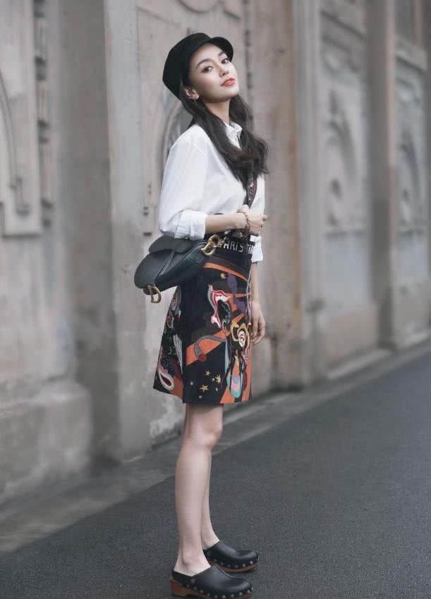 露肩裙不是谁都适合穿，杨颖真心Hold不住，太辣眼！