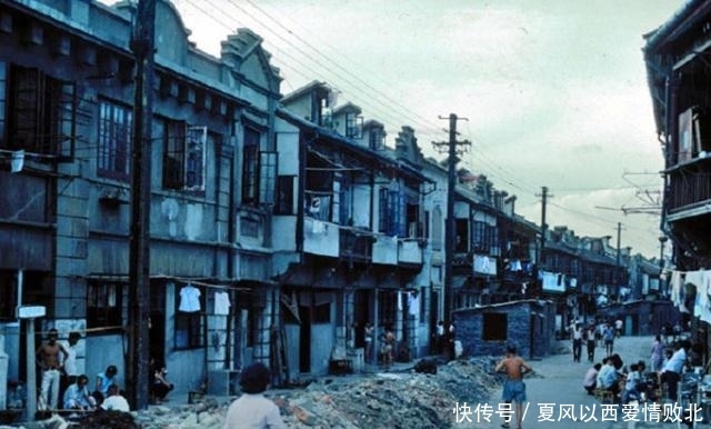 80年代老照片：北京的三口之家很有钱，上海女大学生宿舍内景