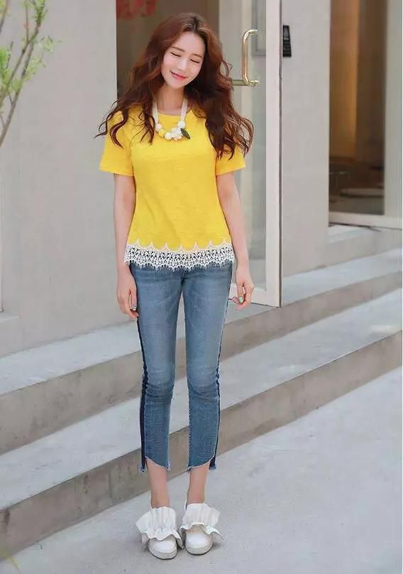 紧身牛仔裤展现出小姐姐优美的身材，衬托出性感的气质