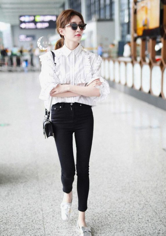 江疏影机场私拍，腿细如竹竿，网友:有80斤算我瞎