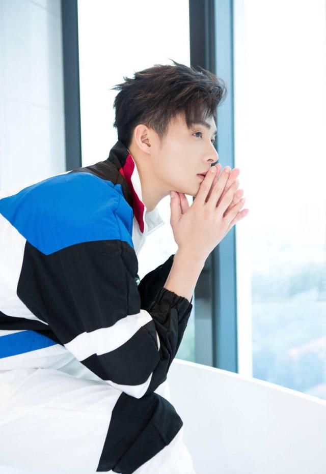 张铭恩化身校服党，你们可以领走啦 网友：运动风好帅