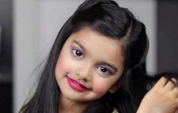 4岁小女孩化妆技术逆天，抹眼影打粉底让阿姨们都自愧不如