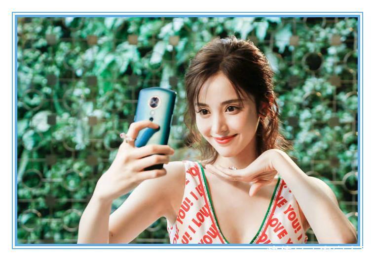 看了娜扎的深V裙，再看看邓紫棋，终于知道清纯和妩媚的差距了！