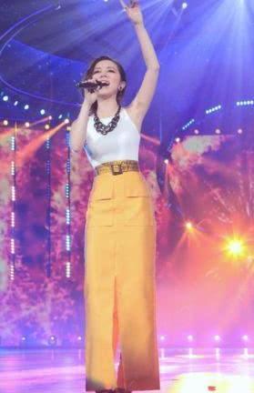 邓紫棋对自己太狠了！短裤直接短到尽头，网友：三角形状挺明显！