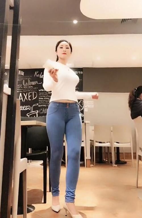  『美女』紧身牛仔裤、高跟鞋，微胖美女张扬个性美!