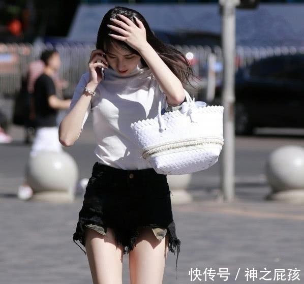 【不料】这位姐是买不起热裤吗自己“剪”出内口袋,不料开创新潮穿法