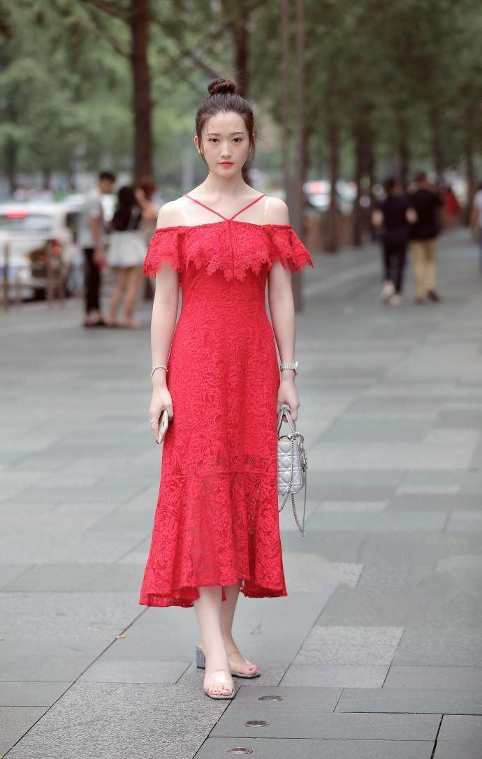 街拍：紧身把简单穿出个性, 小姐姐活成自己想要的样子