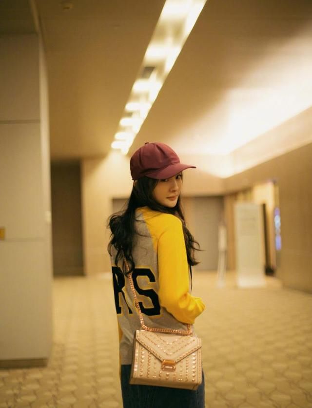 杨幂字母T配牛仔裙造型现身机场，网友：休闲风的幂幂也很美