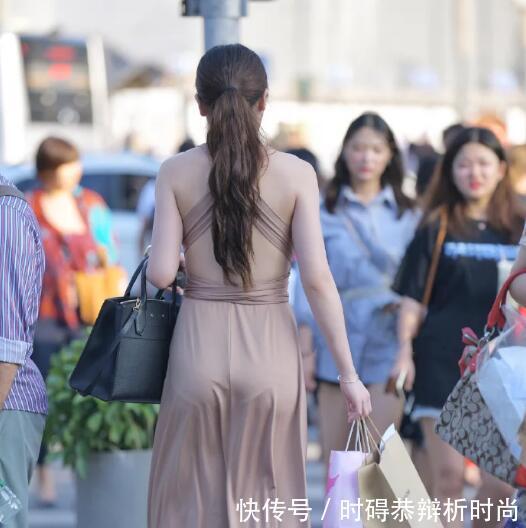 穿深V连衣裙的小姐姐,秀出优美曲线,展现不一样美!!