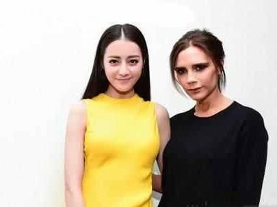 热巴的美腿获贝嫂称赞，这黄色连衣裙下面的也是设计的一部分吧？