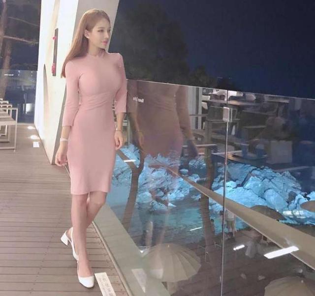 街拍美女：包臀裙小姐姐让你一切随心，性感OR优雅！