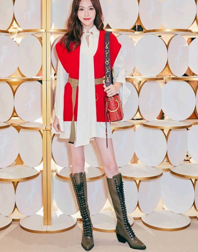 唐嫣仗着自己腿细，穿绑50圈鞋带的长筒靴，网友:看着鞋带头晕!