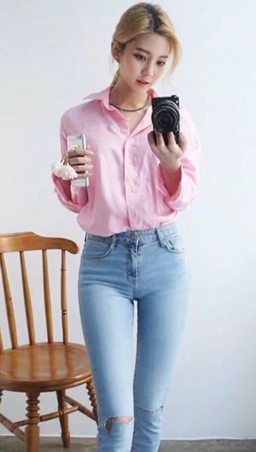 牛仔裤不仅修饰身形，还少了一点呆板的感觉，浓妆淡抹总相宜