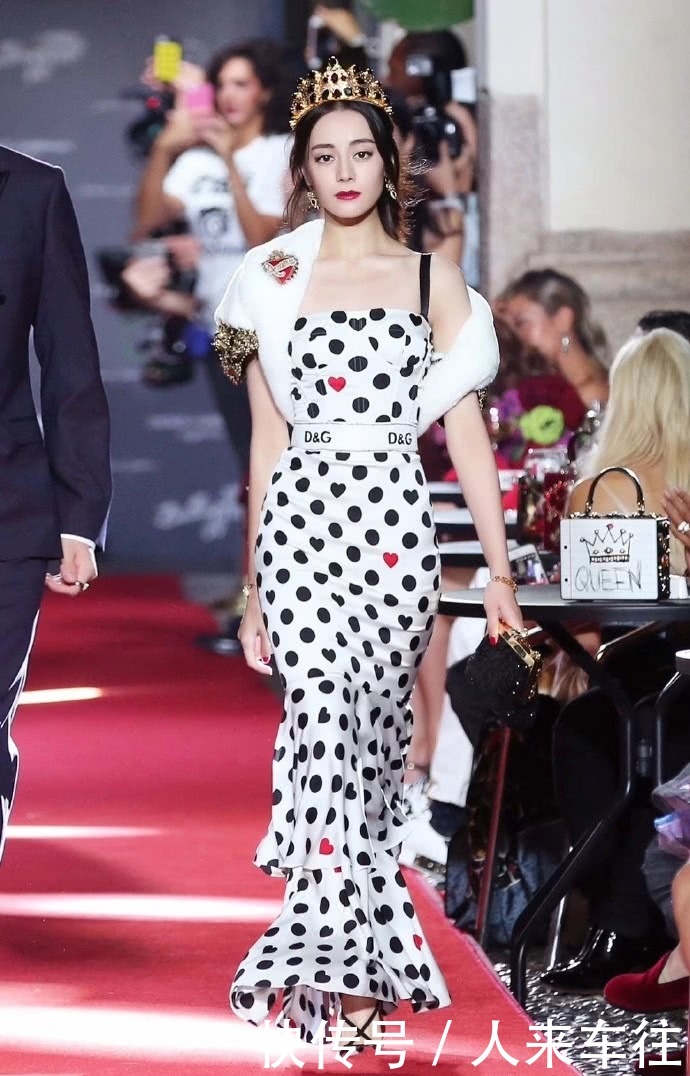 36岁张韶涵跟26岁迪丽热巴撞衫，差10岁却穿出同年龄的感觉