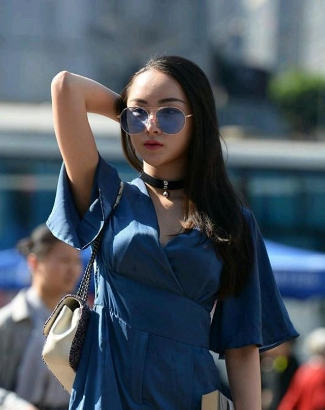  『小姐姐』路人街拍,小姐姐轻薄的外套配牛仔裤,一股浓浓的韩风扑面而来