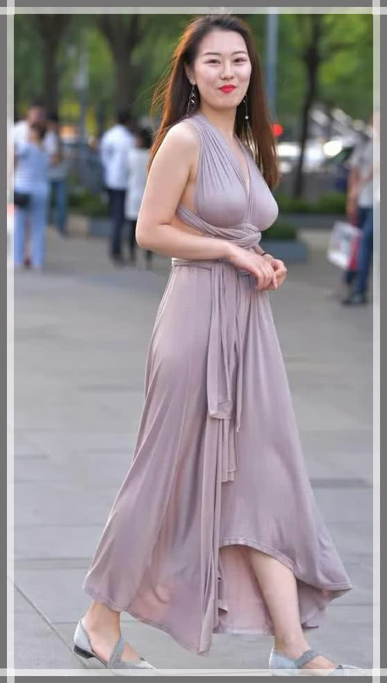 微胖女神穿性感礼服款款而来，气质出众引路人纷纷驻足观看