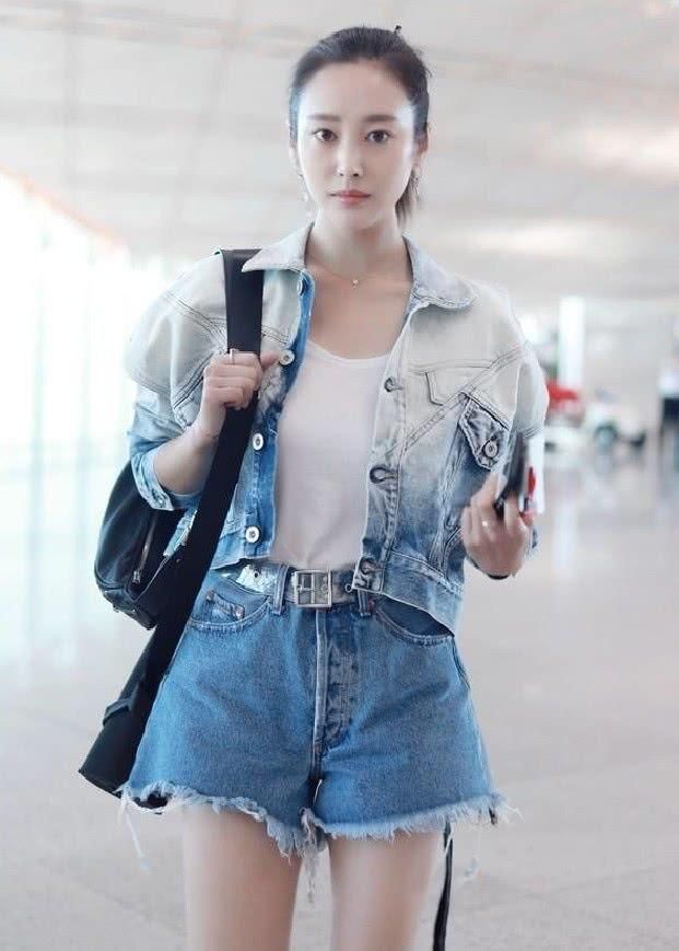 李纯难得在机场凹造型，美是藏不住的，穿一件T恤就秀出好身材!