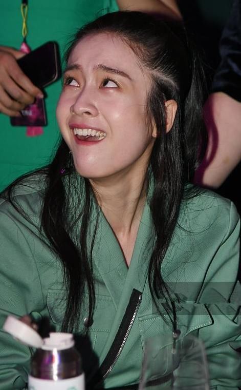 张雪迎被抓拍样貌崩坏，网友：这一脸油，和平时照片里是同个人？