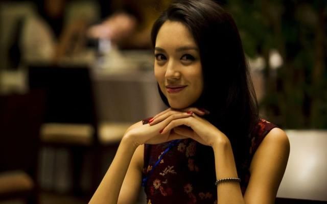 张梓琳再低调，182身高的她也总是关注的焦点，一双美腿十分吸睛