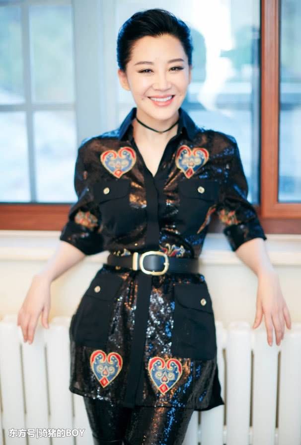 49岁许晴才是隐藏“腿精”?身高168腿长直逼178的刘雯!