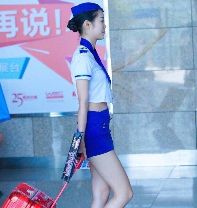 街拍空姐,模特般的身材穿上空姐服,全程的焦点都在你身上!