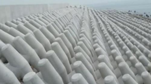 为什么港珠澳大桥人工岛，周围有很多“鱼鳞”，有啥用